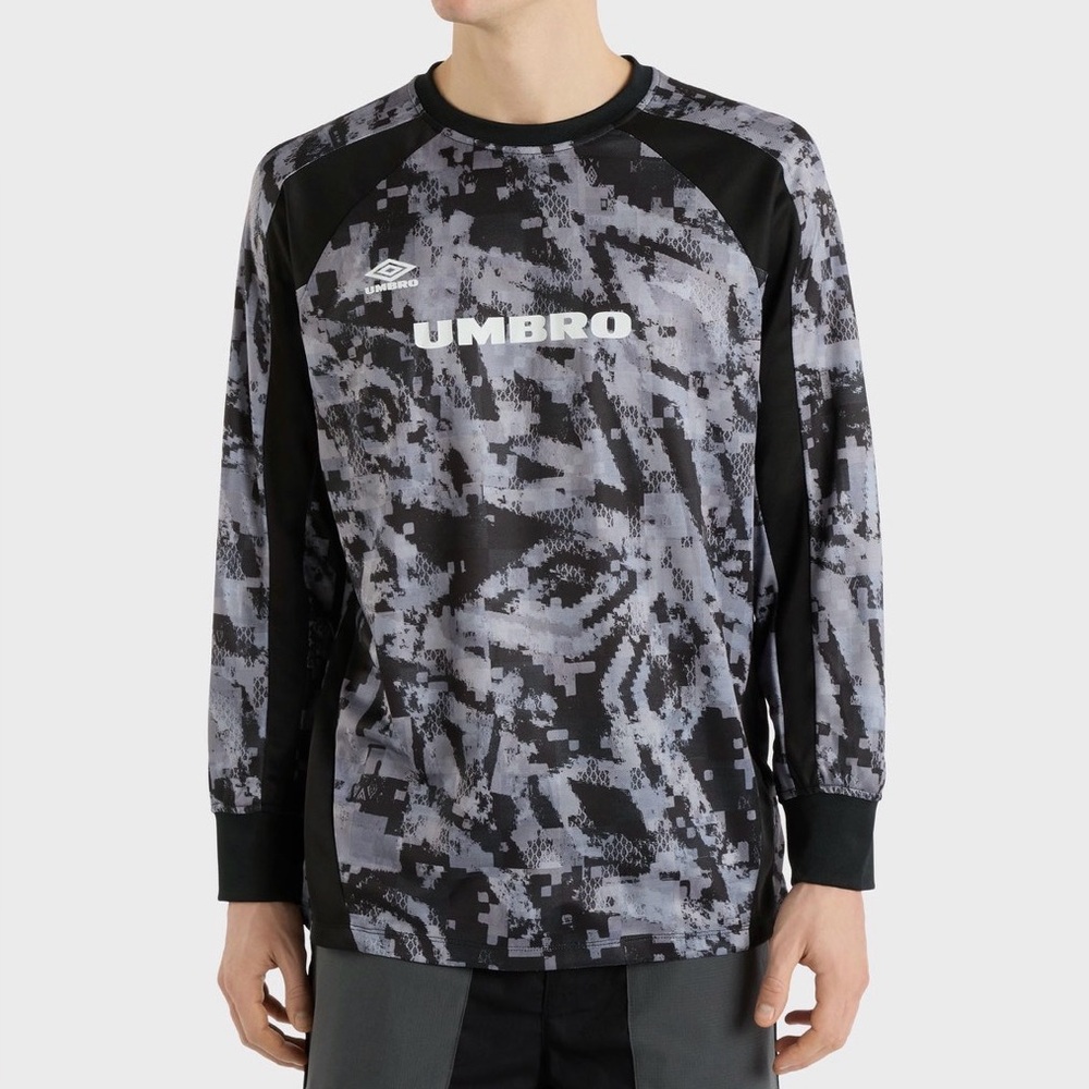 Umbro Men's Black and Gray Shirt